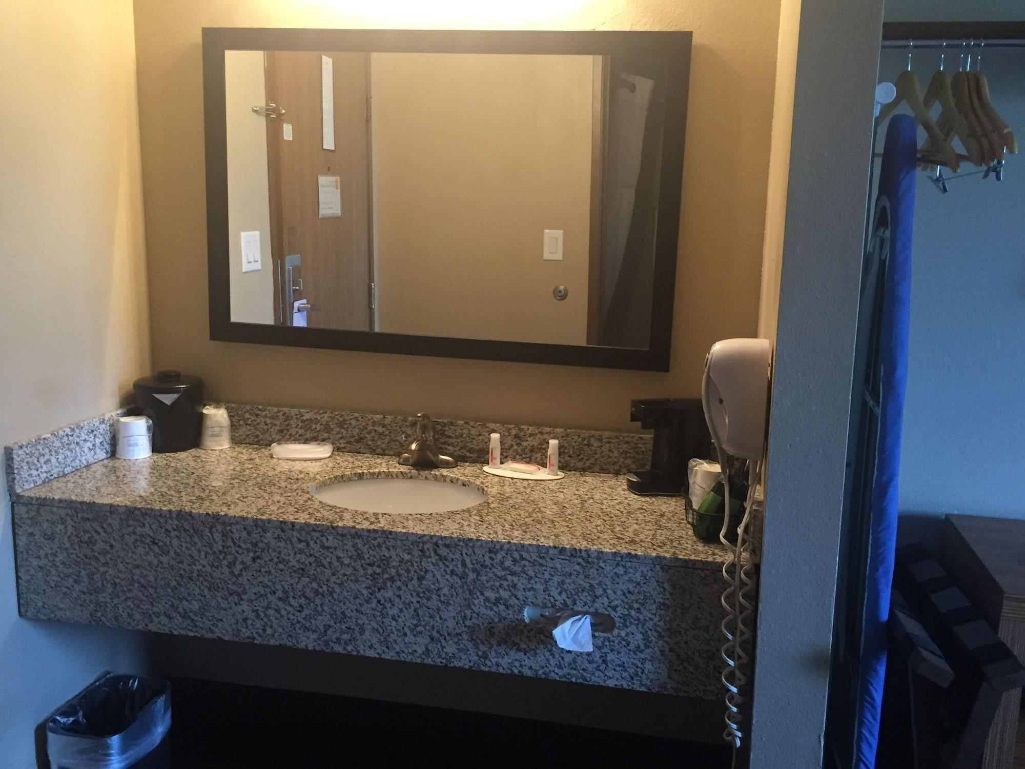 Super 8 By Wyndham Louisville Airport Екстер'єр фото