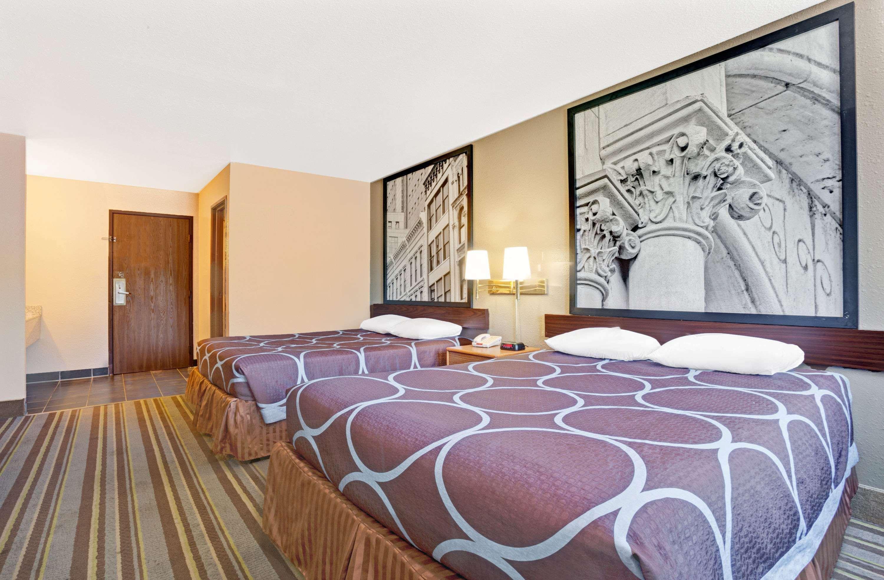 Super 8 By Wyndham Louisville Airport Екстер'єр фото