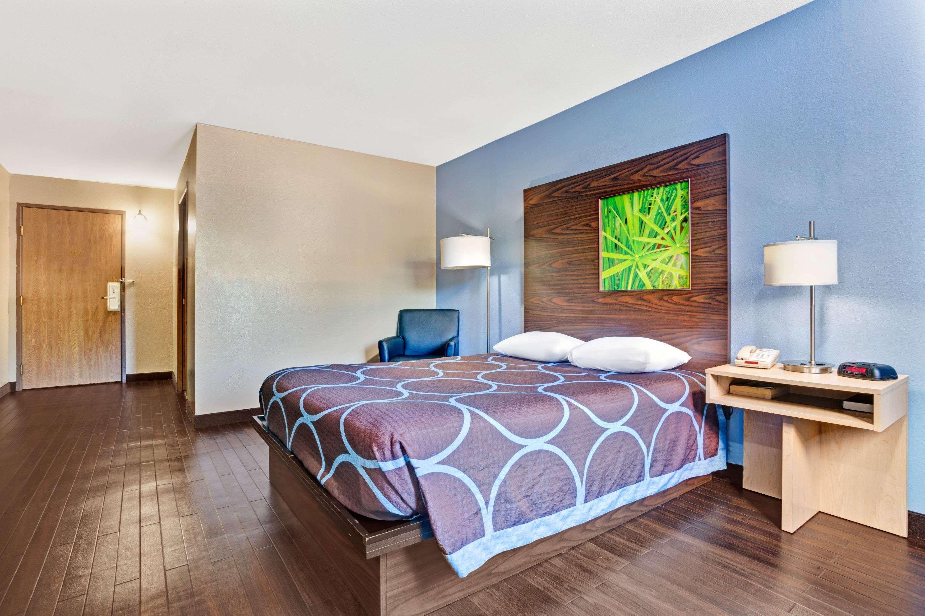 Super 8 By Wyndham Louisville Airport Екстер'єр фото