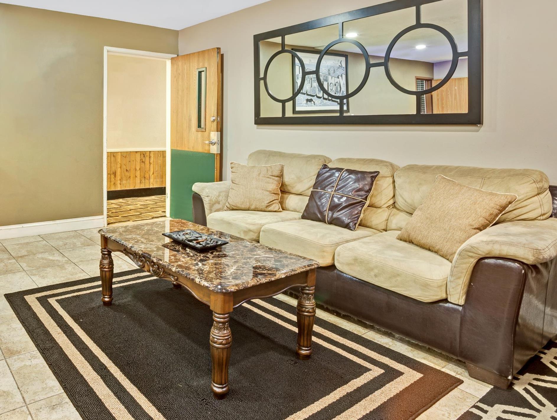 Super 8 By Wyndham Louisville Airport Екстер'єр фото