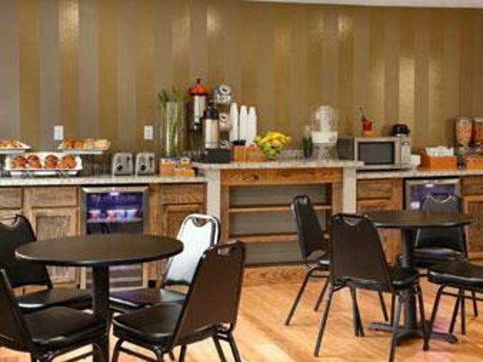 Super 8 By Wyndham Louisville Airport Екстер'єр фото